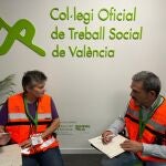 Trabajadores sociales trabajan con los afectados por las inundaciones