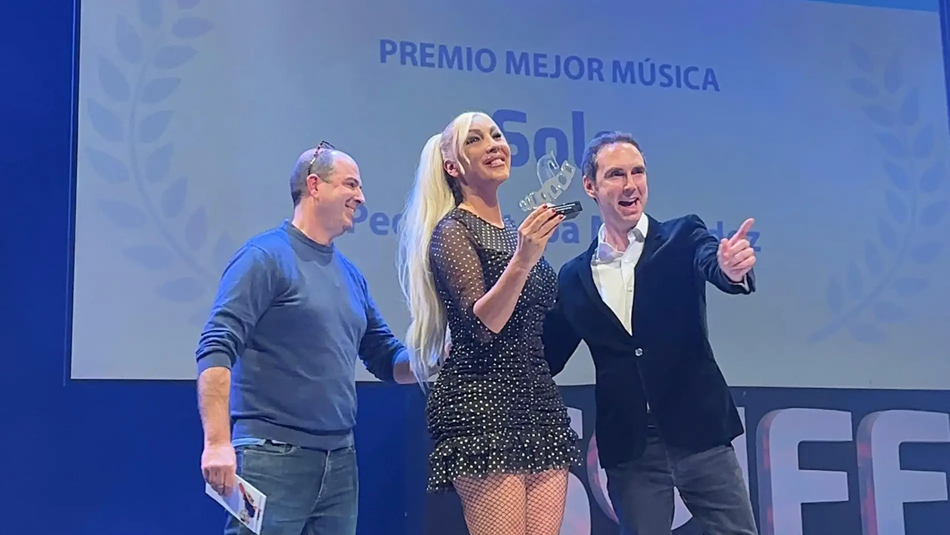 Pedro Estepa celebra el galardón junto a la actriz Christina Rapado