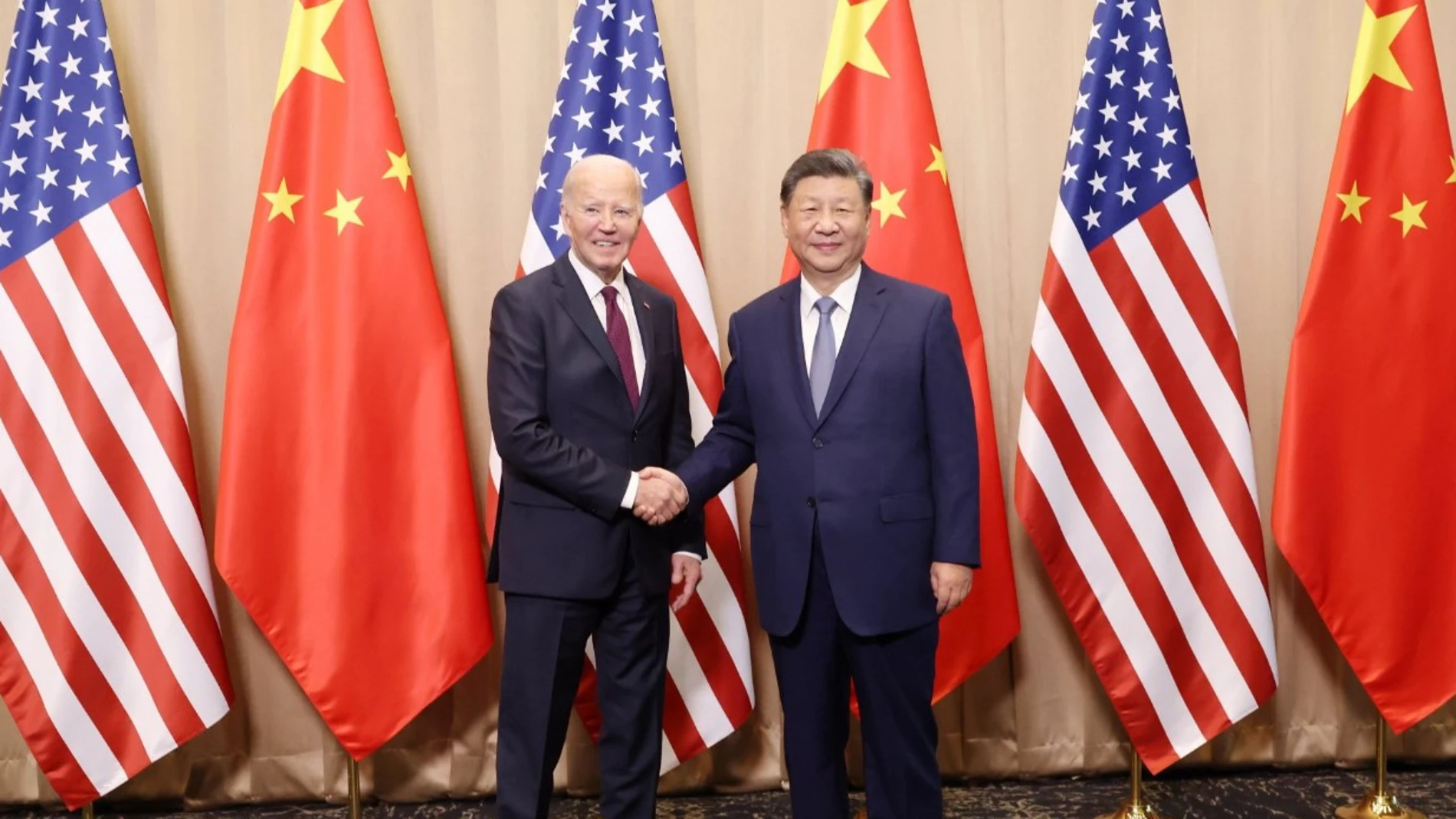 AME8136. LIMA (PERÚ), 16/11/2024.- Fotografía tomada de la cuenta de X de la embajada de China (@ChineseEmbinUS), del presidente de Estados Unidos Joe Biden (i) junto a su homologo de China, Xi Jinping, posando durante una reunión bilateral. Xi y Biden coincidieron que su relación bilateral es la más importante para el mundo y que estas conversaciones de alto nivel entre ambas naciones, las terceras durante el mandato del presidente estadounidense, son esenciales para evitar inestabilidad glo...