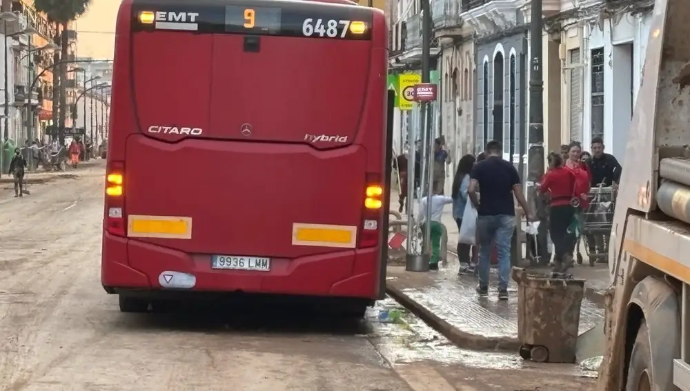 Temporal.- EMT rescató a más 3.000 personas atrapadas durante la noche de la DANA en municipios y carreteras