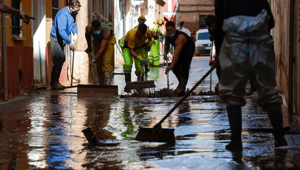 Paiporta pide a vecinos que no abran por su cuenta sótanos y garajes:Bomberos y UME actúan