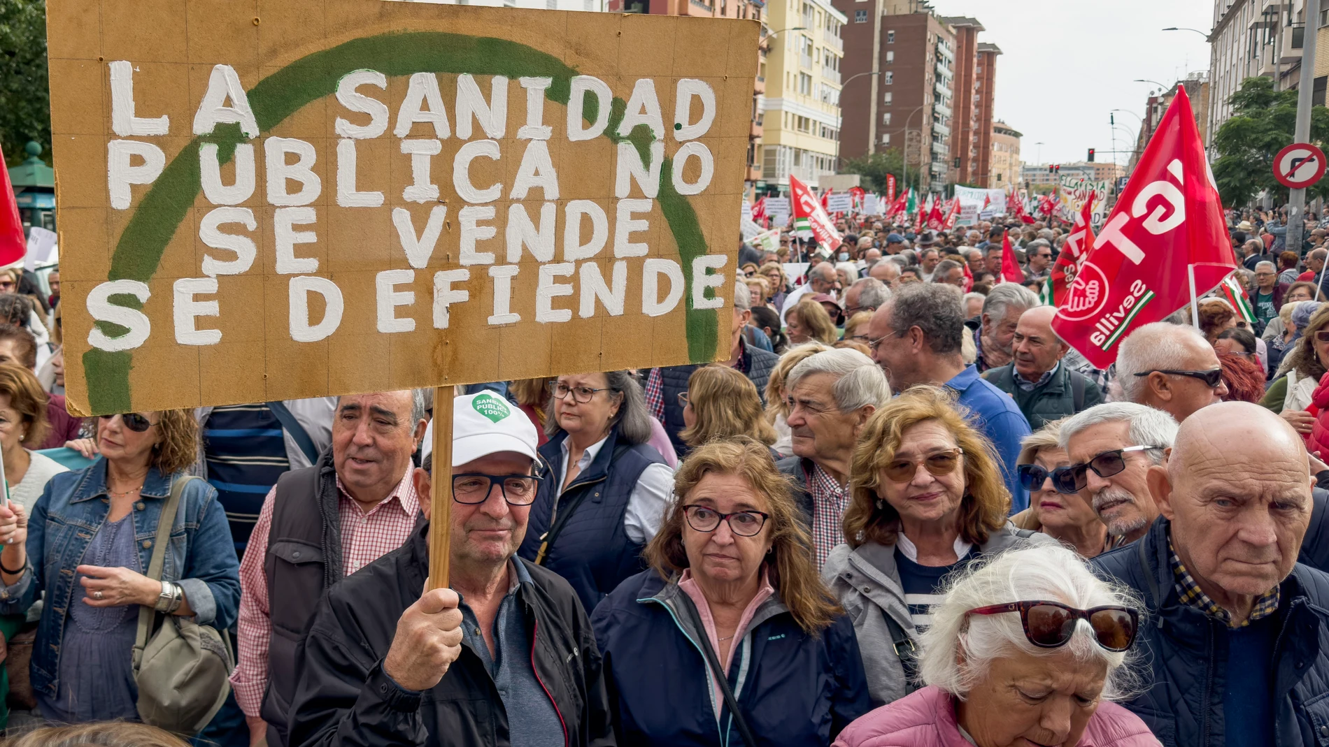 SEVILLA (ESPAÑA), 17/11/2024.- Miles de personas convocadas por la plataforma Marea Blanca se han manifestado este domingo en Sevilla para protestar por el "creciente deterioro" de la sanidad pública, especialmente en la Atención Primaria, reclamar medidas contra el aumento de las listas de espera y exigir que cesen los procesos de privatización. Las manifestaciones han sido secundadas en todas las capitales andaluzas salvo en Cádiz, que acogió ayer sábado la protesta, con la que los asistent...