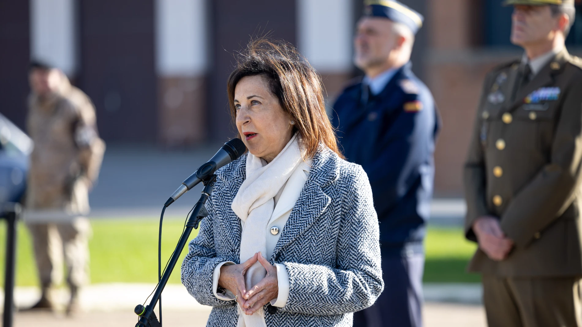 TORREJÓN DE ARDOZ (MADRID), 17/11/2024.- La ministra de Defensa, Margarita Robles, despide en la Base Aérea de Torrejón a los militares que componen la segunda rotación de la Brigada Líbano XLII que parten hacia ese país para integrar la misión de paz de la ONU, este domingo. EFE/ Daniel González