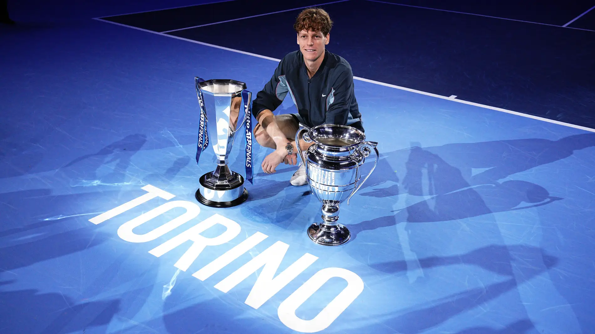 17 November 2024, Italy, Turin: Italian tennis player Jannik Sinner celebrates with the trophies after winning the ATP World Tour Finals Men's Singles tennis match against US Taylor Fritz at the Inalpi Arena. Photo: Marco Alpozzi/LaPresse via ZUMA Press/dpa Marco Alpozzi/LaPresse via ZUMA / DPA 17/11/2024 ONLY FOR USE IN SPAIN