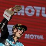 David Alonso, en el podio tras conseguir la decimocuarta victoria de la temporada