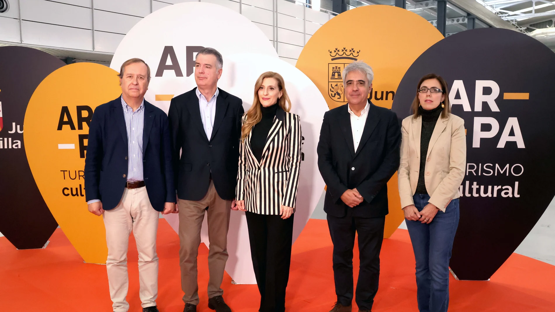 Mar Sancho hace un balance satisfactorio de estas ferias. En la imagen junto a Ángel González Pieras y Alberto Alonso, entre otros
