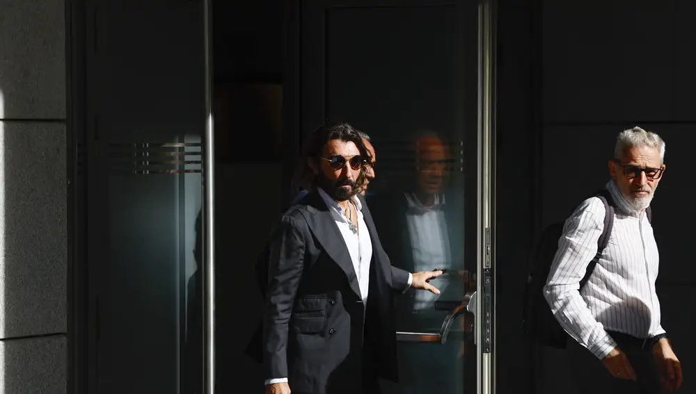 El consejero delegado (CEO) de Globalia, Javier Hidalgo (c), a su salida de la Audiencia Nacional.