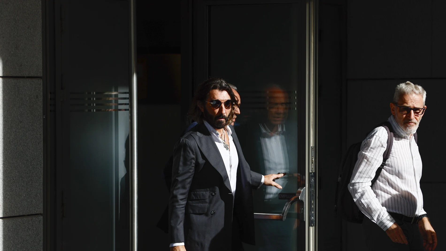 El consejero delegado (CEO) de Globalia, Javier Hidalgo (c), a su salida de la Audiencia Nacional.