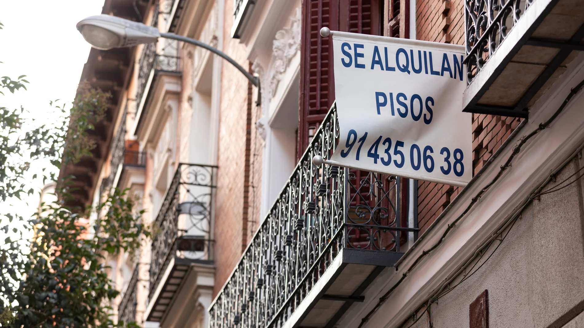 Carteles de venta y alquiler de viviendas en Madrid. © Jesús G. Feria.