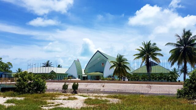 Las islas de Kiribati se encuentran en su conjunto entre los cuatro hemisferios, y son Patrimonio de la Humanidad por la UNESCO