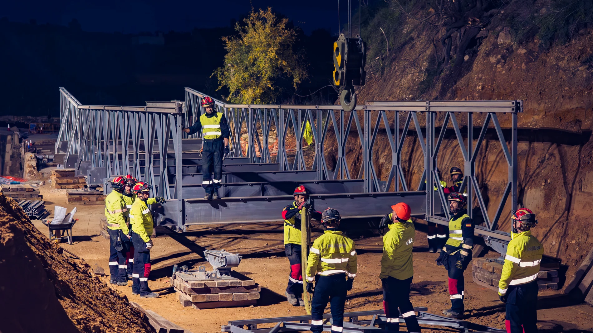BUÑOL (VALENCIA), 18/11/2024.-Efectivos de la UME comienzan el montaje del puente modular Mabey en Buñol, como parte de los trabajos que están realizando las Fuerzas Armadas en las zonas afectadas por el paso de la DANA en la Comunitat Valenciana. EFE/Pool Defensa***SOLO USO EDITORIAL/SOLO DISPONIBLE PARA ILUSTRAR LA NOTICIA QUE ACOMPAÑA (CRÉDITO OBLIGATORIO)***