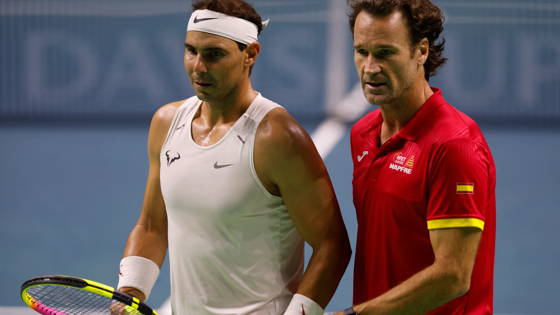 GRAFAND4803. MÁLAGA, 18/11/2024.- El tenista español Rafa Nadal junto a su entrenador Carlos Moyá, durante el entrenamiento previo a las finales de Copa Davis, este lunes en Málaga. EFE/Jorge Zapata