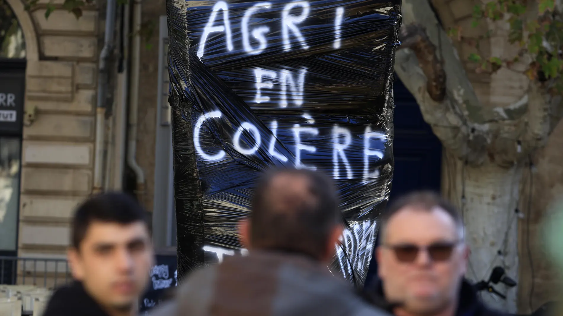 Montpellier (France), 18/11/2024.- French farmers with a banner 'Angry farmers' attend a protest in Montpellier, Southern France, 18 November 2024, to oppose the EU-Mercosur free trade agreement to be finalized in the next few weeks. France's farmers unions have called for nation-wide protests against the agreement between the EU member countries and the Mercosur trading bloc, saying that increased agricultural imports from South America would weaken European farmers. Last year massive farmer...