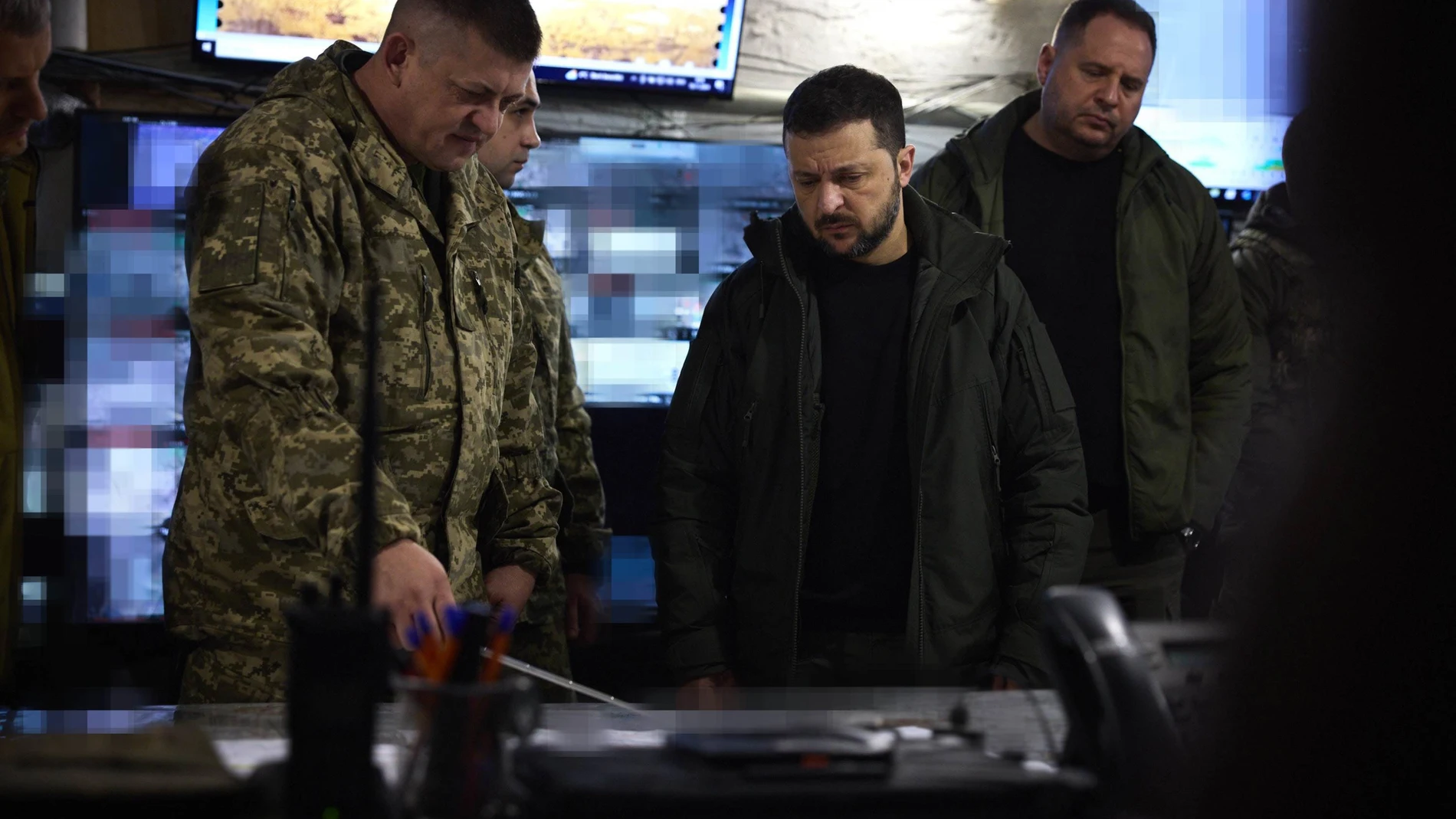 Volodimir Zelenski, presidente de Ucrania, visita a las tropas en Prokovsk REMITIDA / HANDOUT por PRESIDENCIA DE UCRANIA Fotografía remitida a medios de comunicación exclusivamente para ilustrar la noticia a la que hace referencia la imagen, y citando la procedencia de la imagen en la firma 18/11/2024