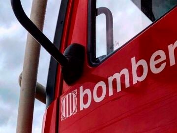 Siete unidades de los Bombers de la Generalitat se desplazaron al lugar de los hechos Siete unidades de los Bombers de la Generalitat se desplazaron al lugar de los hechos