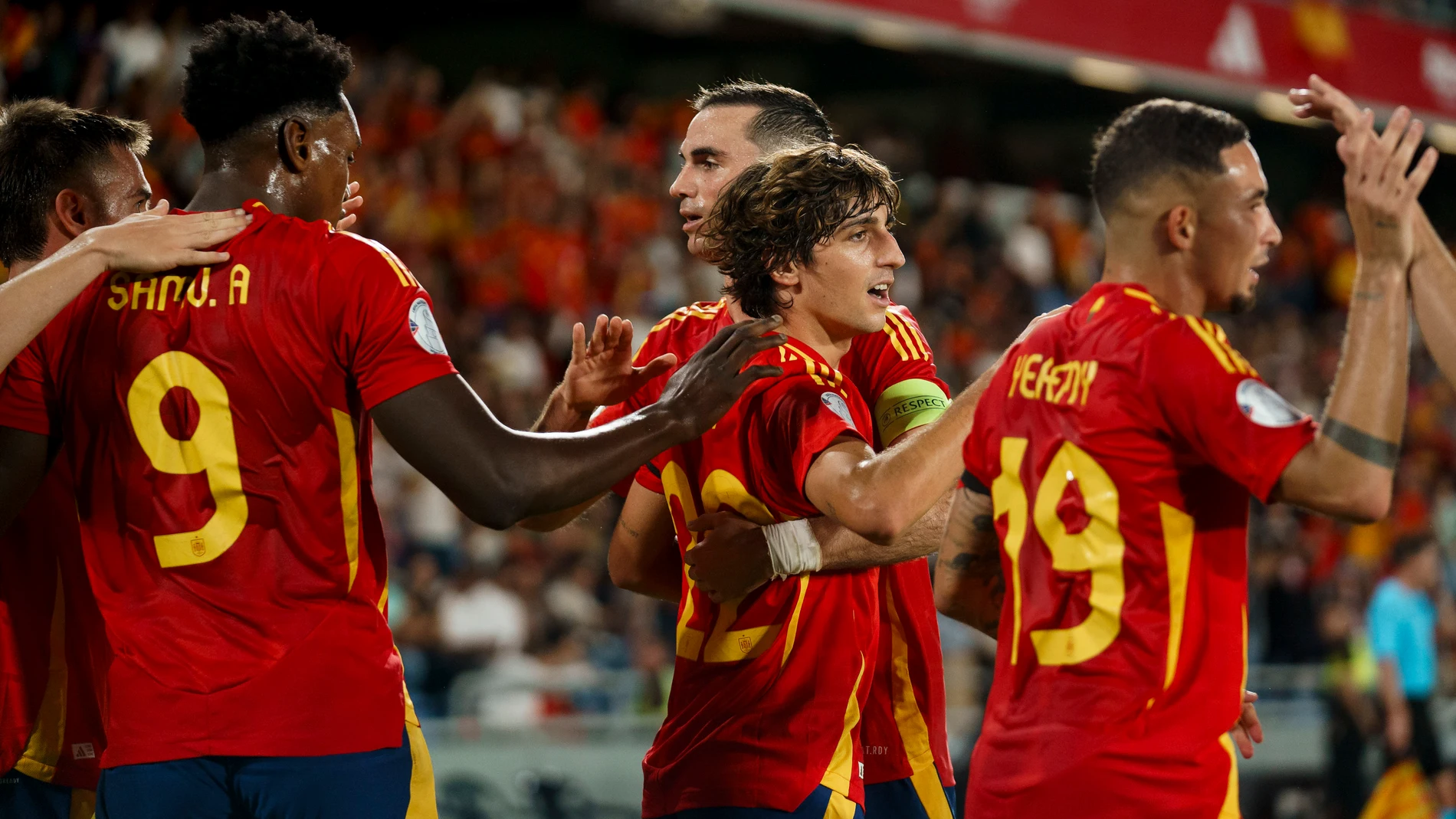 SANTA CRUZ DE TENERIFE, 18/11/2024.- El jugador de la selección española, Bryan Gil (2d) celebra junto a sus compañeros de equipo, un gol ante la selección de Suiza durante el encuentro de la sexta jornada de la Liga de Naciones de la UEFA disputado este lunes en el estadio Heliodoro Rodríguez López de Santa Cruz de Tenerife frente a Suiza EFE/Ramón de la Rocha
