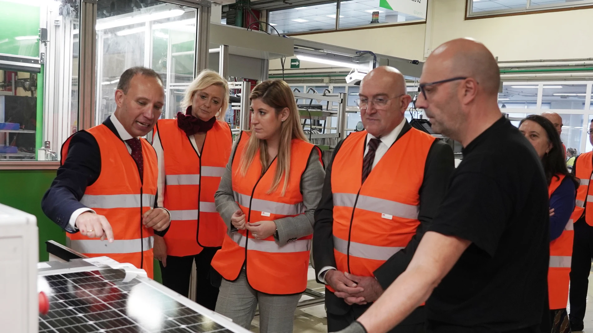 Carnero y Raquel Alonso visitan la fábrica de Signify Valladolid junto a su director, Arturo González