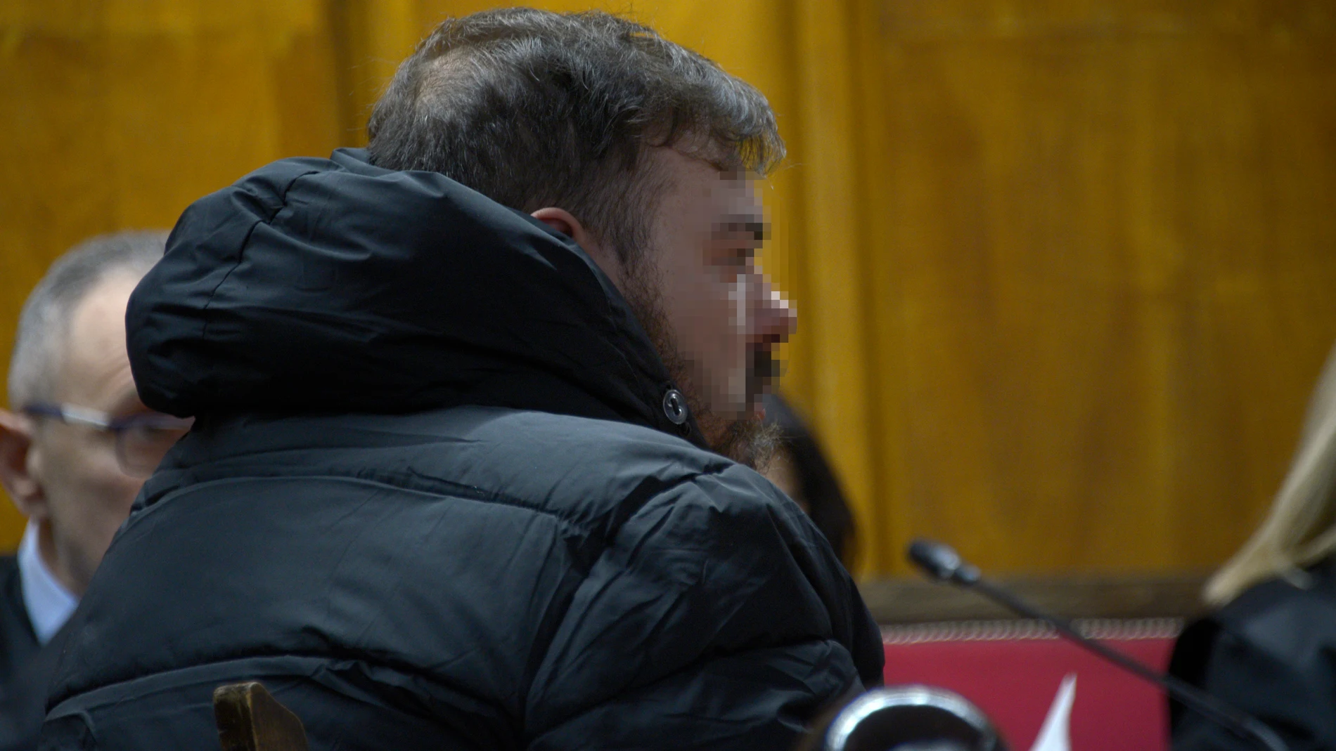 El acusado por el crimen de Velle, durante un juicio en la Audiencia Provincial de Ourense, a 18 de noviembre de 2024, en Ourense, Galicia (España). La Audiencia de Ourense juzga a partir de hoy el crimen de Velle, el primer juicio en el que se solicita la pena de prisión permanente revisable en la provincia ourensana. Los hechos tuvieron lugar la madrugada del 19 de febrero del año 2021, cuando el acusado se dirigió a la casa de su familiar, situada en la misma calle tras haber cogido un cu...