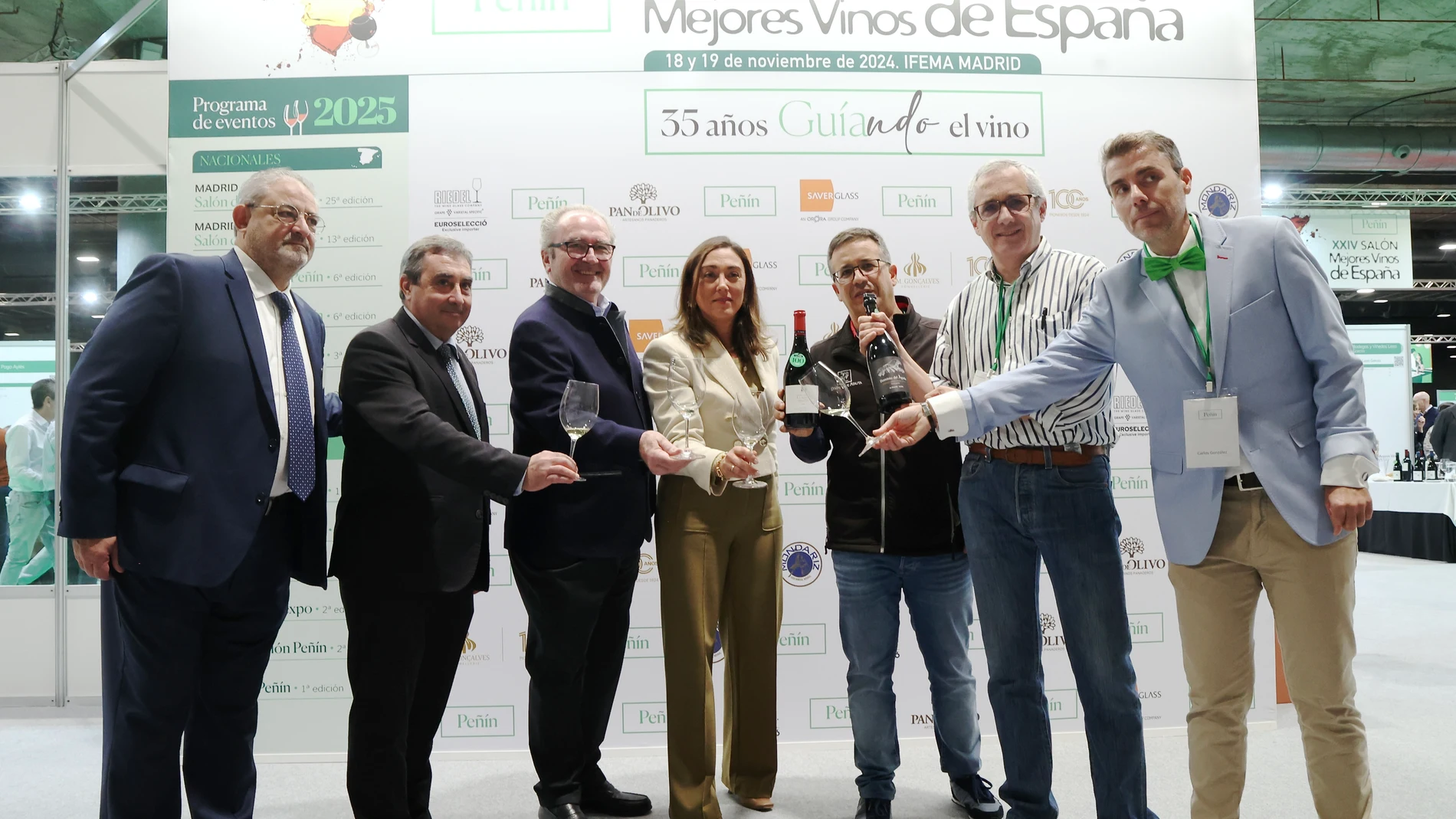 González Corral en el Salón Peñín con representantes bodegueros de la Comunidad