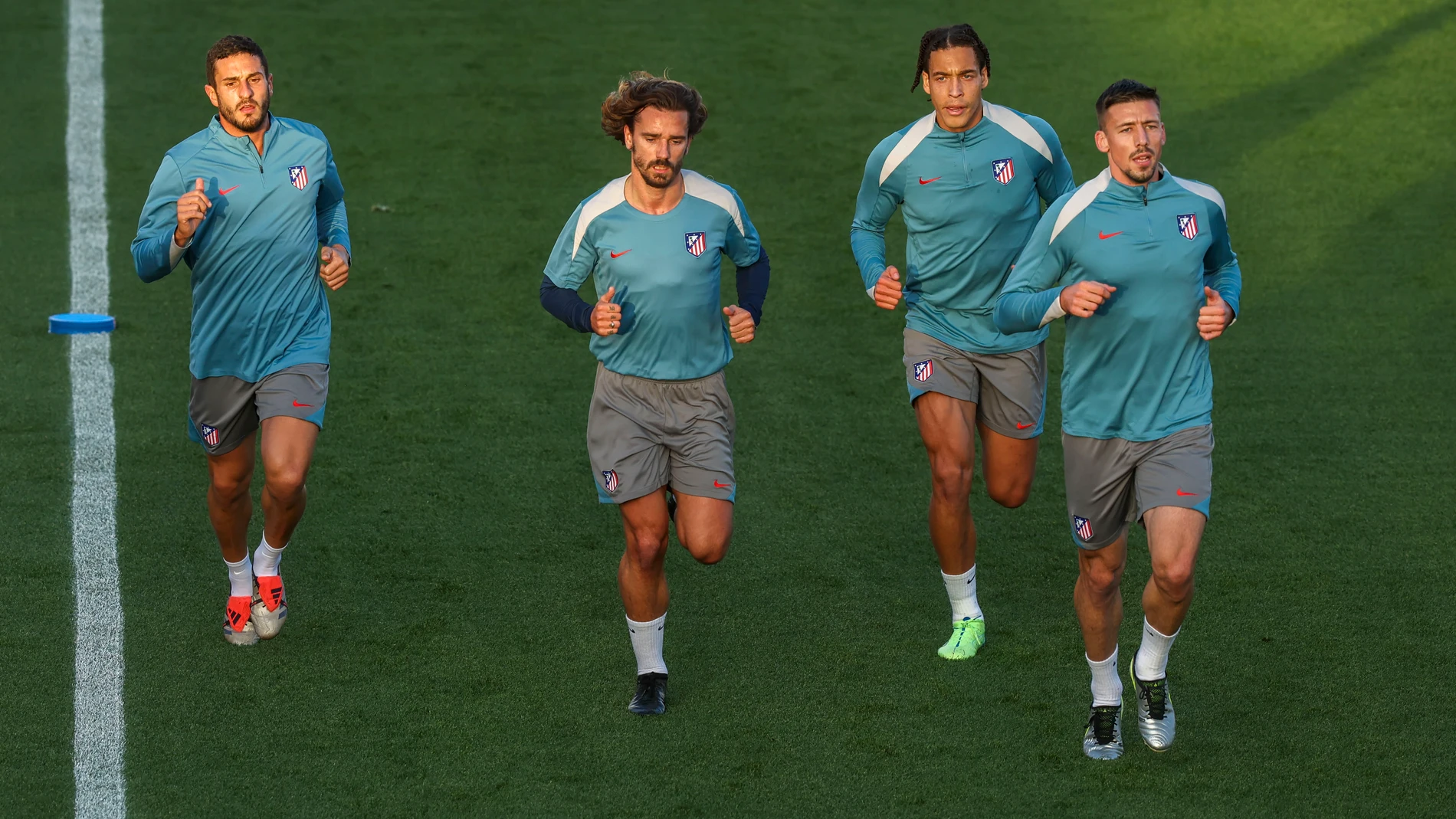 MAJADAHONDA (COMUNIDAD DE MADRID), 18/11/2024.- Los jugadores del Atlético de Madrid, (i-d) Koke Resurrección, Antoine Griezmann, Axel Witsel y Clément Lenglet, durante un entrenamiento este lunes, en Majadahonda (Comunidad de Madrid). EFE/ Kiko Huesca
