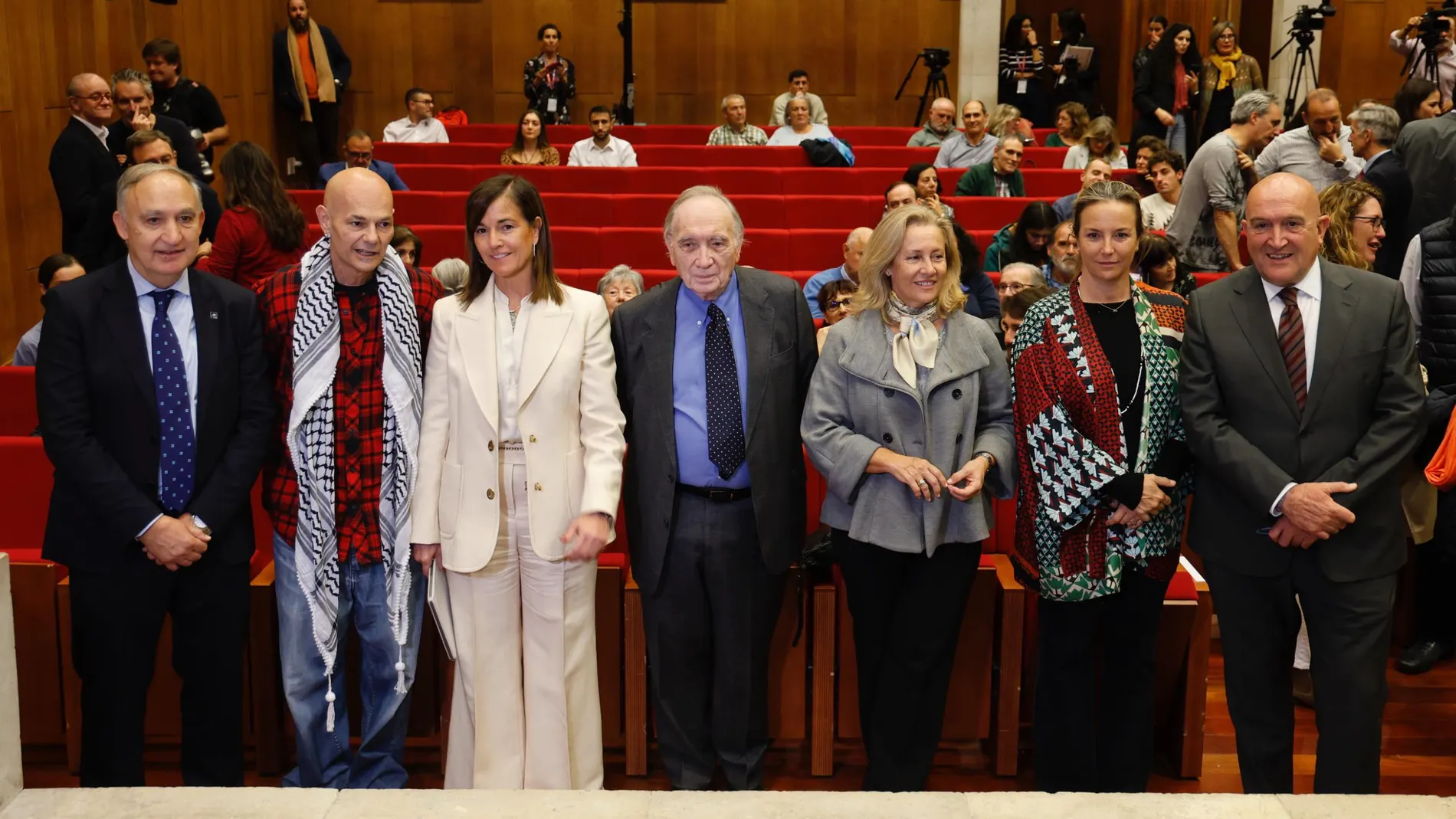 Jesús Julio Carnero y el rector con los nuevos ‘Alumni UVa de Honor 2024’