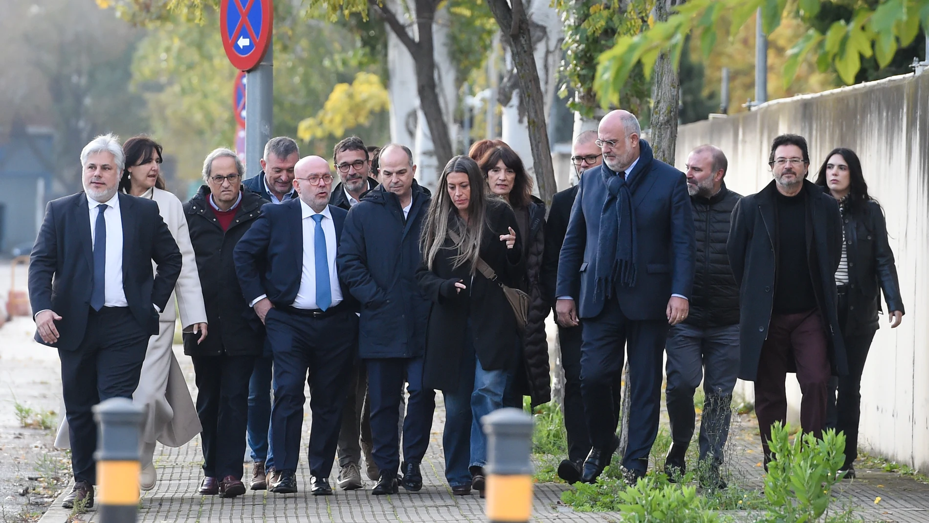 El presidente del grupo parlamentario Junts, Albert Batet(1i), el abogado, Gonzalo Boye(2i), el secretario general, Jordi Turull(3i) y los portavoces en el Congreso y Senado, Miriam Nogueras(4i) y Eduard Pujol(5i), a su llegada a la Audiencia Nacional, a 18 de noviembre de 2024, en San Fernando de Henares, Madrid (España). La Audiencia Nacional (AN) juzga al abogado del expresidente catalán Carles Puigdemont, Gonzalo Boye, por un presunto delito de blanqueo de capitales en el marco de una cau...