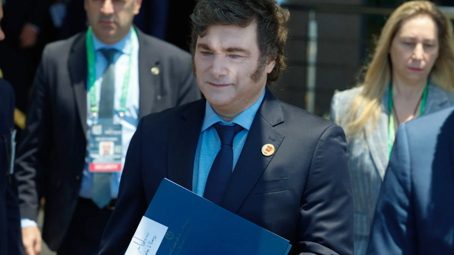 BRA50. RIO DE JANEIRO (BRASIL), 18/11/2024.- El presidente argentino, Javier Milei, camina a la salida del hotel Othon Palace, en la playa de Copacabana rumbo a la cumbre de G20 este lunes en Rio de Janeiro (Brasil). El presidente brasileño, Luiz Inácio Lula da Silva, y su homólogo argentino, Javier Milei, se estrecharon la mano con frialdad, por primera vez en público, en la cumbre de líderes del G20, que empieza este lunes en Río de Janeiro. EFE/ Sebastiao Moreira