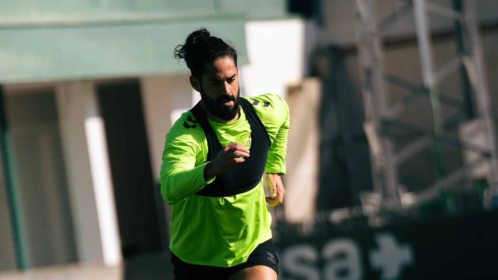 Isco vuelve a tocar balón seis meses después de su lesión