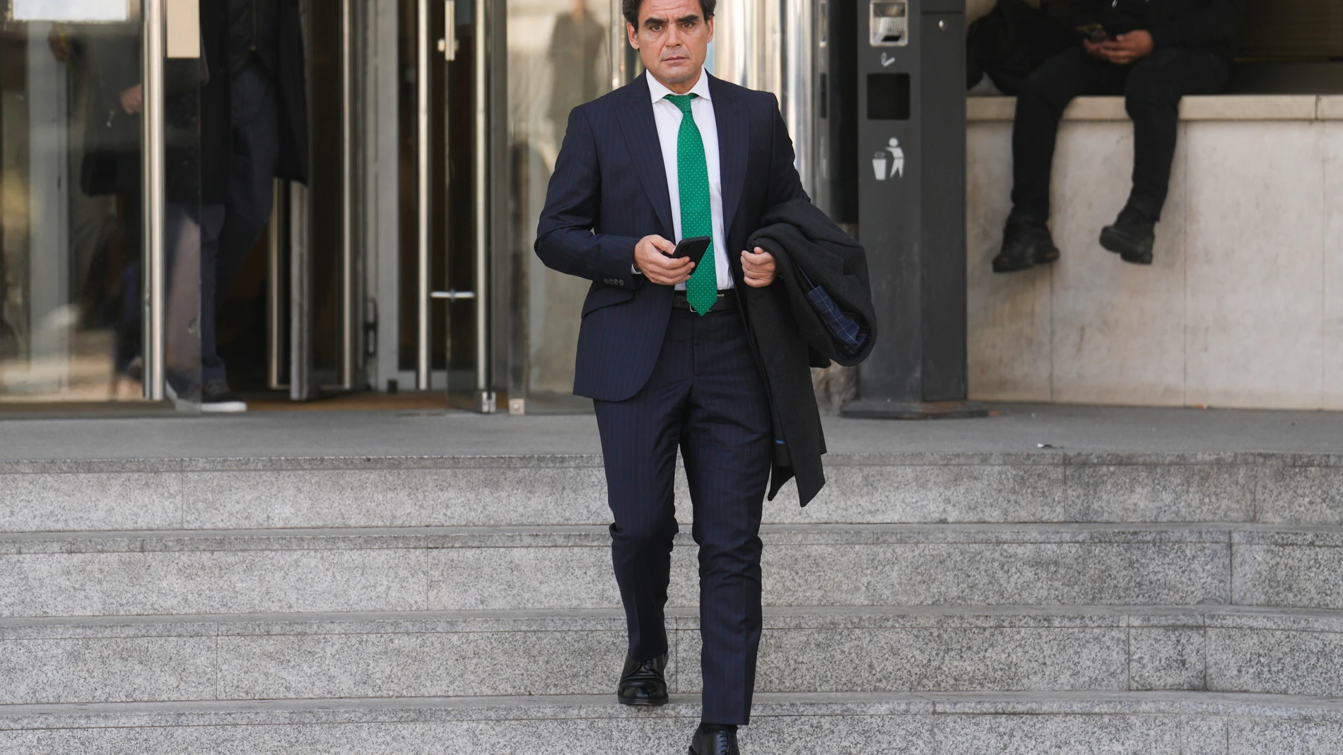 MADRID, 18/11/2024.-El directivo del Instituto de Empresa Juan José Güemes, a su salida de los juzgados de la Plaza de Castilla este lunes, donde fue citado como testigo por el juez Juan Carlos Peinado.-EFE/ Borja Sanchez-Trillo