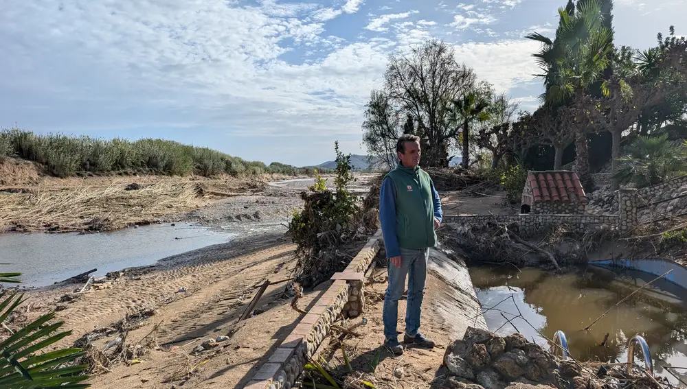Juan Ponce mira el destrozo de la DANA en su casa al lado del río Buñol, en el término municipal de Turís