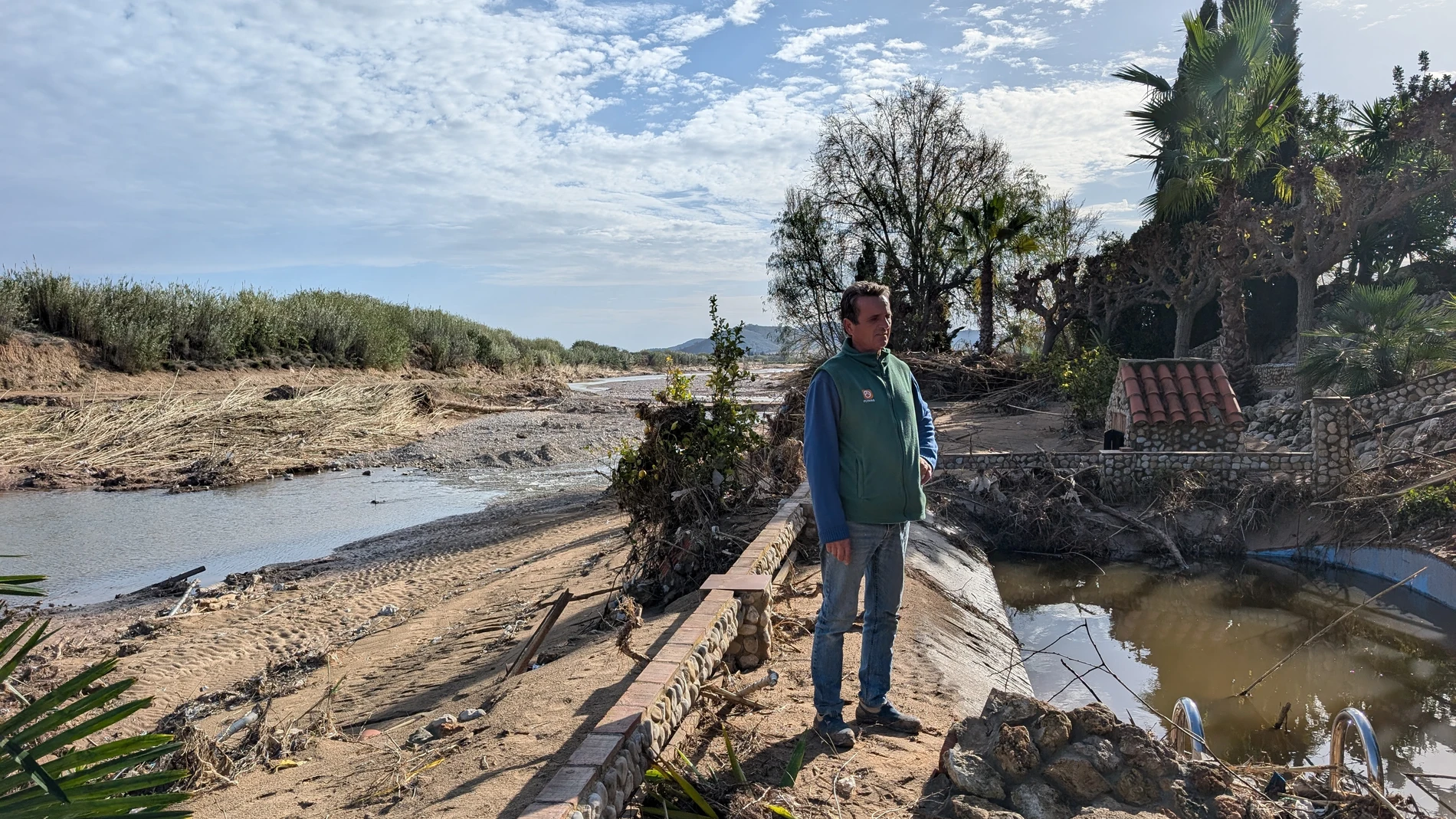 Juan Ponce mira el destrozo de la DANA en su casa al lado del río Buñol, en el término municipal de Turís