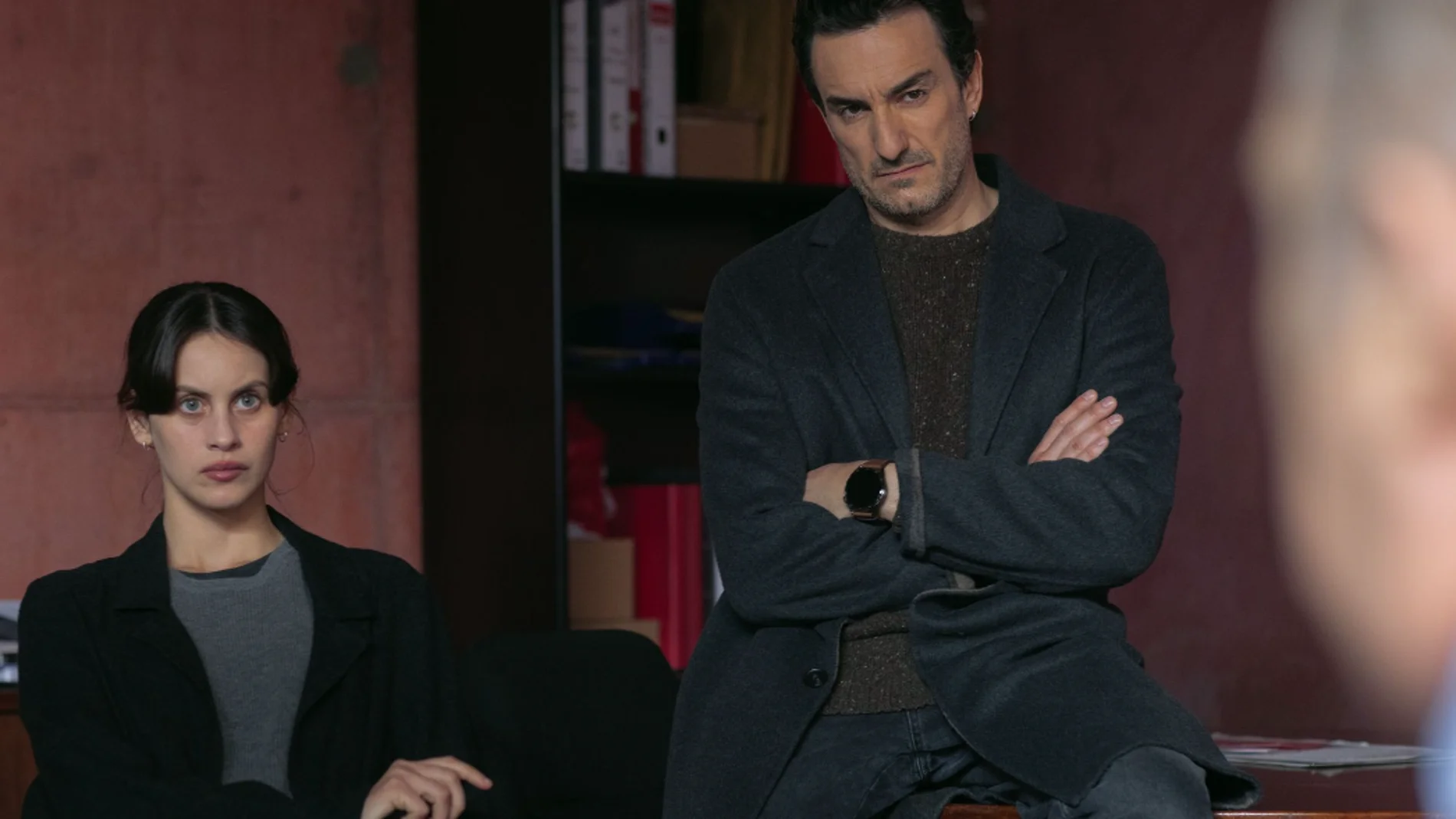 Milena Smit y Miki Esparbé en una escena de la serie "La chica de nueve 2: El juego del alma"