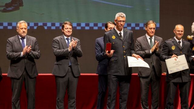 El presidente de Castilla y León junto a Carlos Pollán, Juan Carlos Suárez-Quiñones, Carlos García Carbayo, en la entrega de reconocimientos