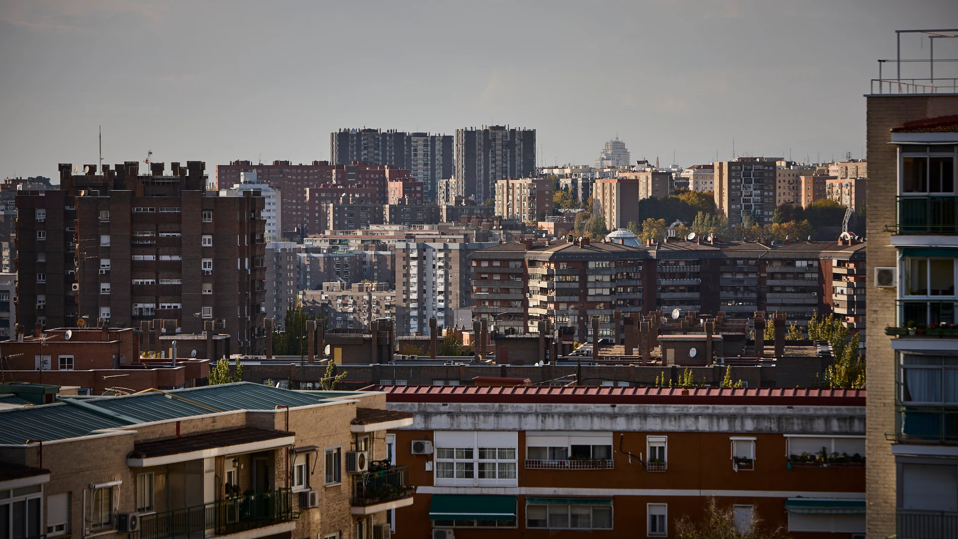 El precio de la vivienda sigue subiendo. Lejos de que se produzca un equilibrio entre la oferta y la demanda, el mercado inmobiliario seguirá tensionándose y las familias de clase media y las nuevas generaciones seguirán encontrando serias dificultades para acceder a una vivienda en régimen de alquiler o compra. La tendencia es que los precios suban un 3% a final de año y que mantengan su crecimiento en 2025. © Alberto R. Roldán / Diario La Razón. 18 11 2024