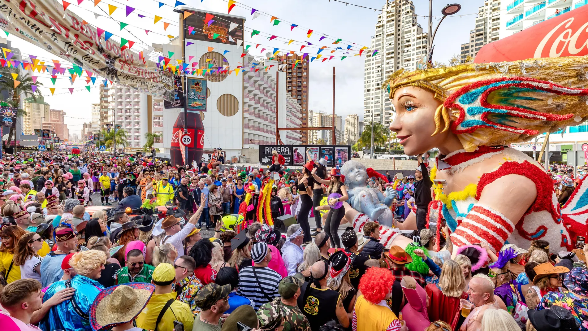 La Fancy Dress Party de Benidorm, en la imagen, ha tenido una vertiente solidaria con los damnificados por la DANA del 29 de octubre en Valencia