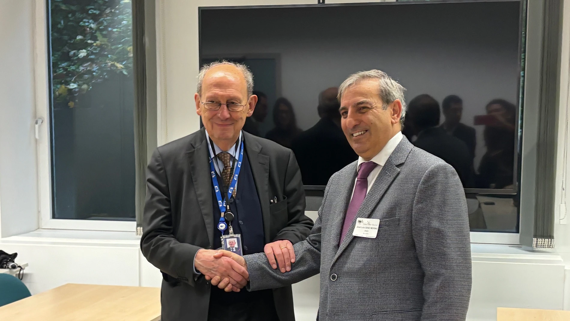 Sanz Merino junto al italiano Carlo Secchi, antes de la reunión