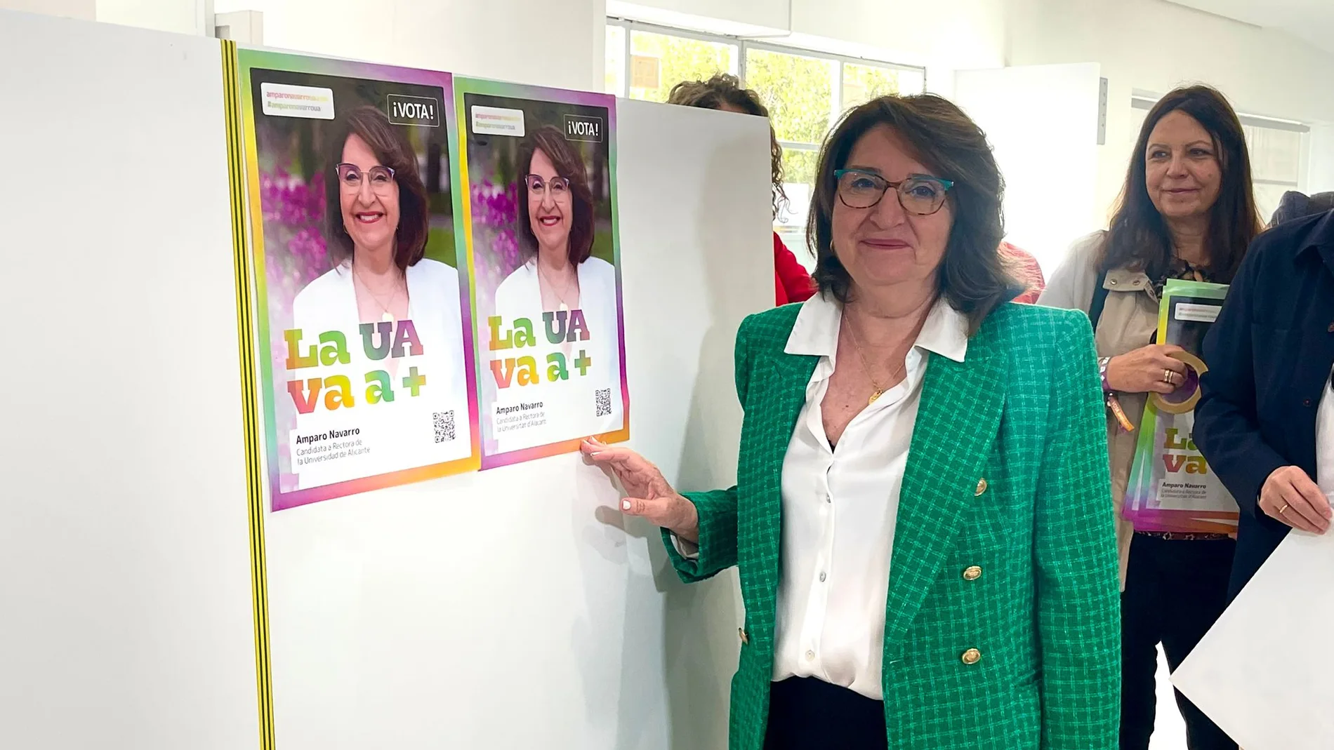 La rectora de la Universidad de Alicante, Amparo Navarro, hoy en la pegada de carteles para las elecciones