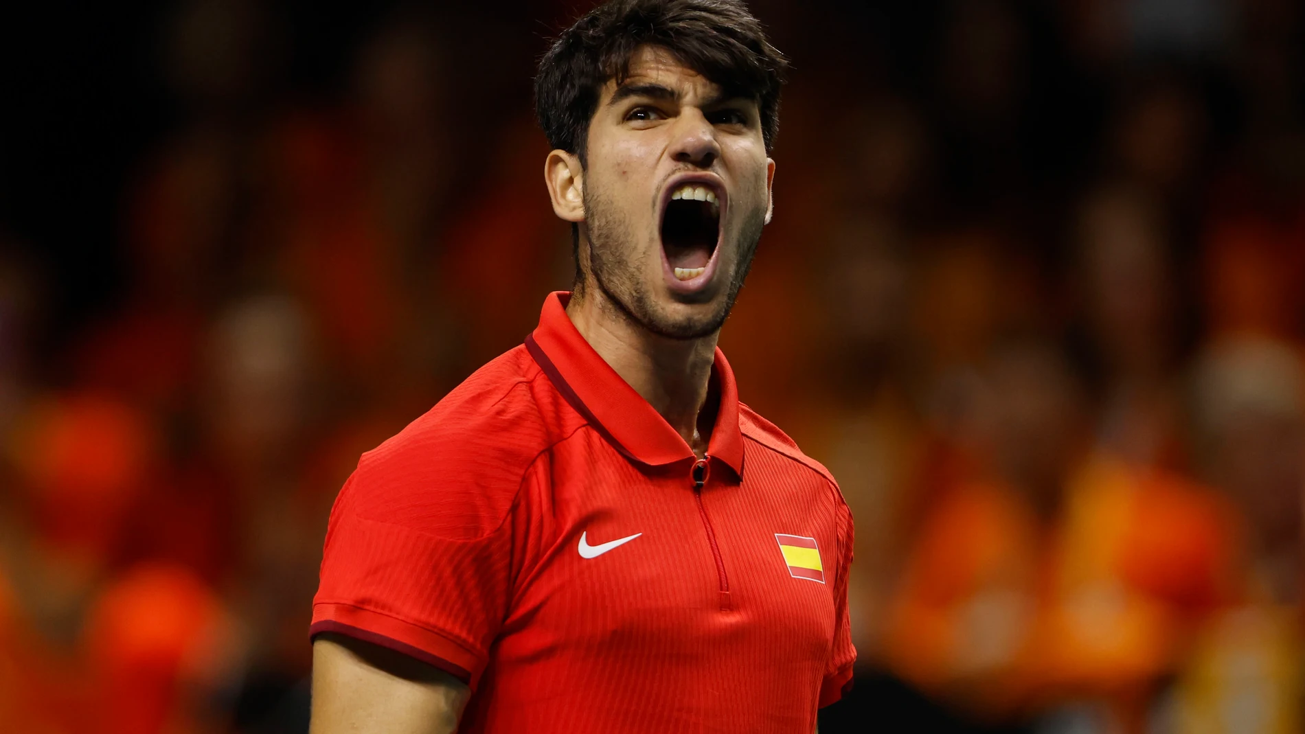 MÁLAGA, 19/11/2024.- El tenista español Carlos Alcaraz celebra un punto en su encuentro frente al neerlandés Tallon Griekspoor, segundo partido de los cuartos de final entre los equipos de España y Países Bajos, este martes en el Palacio de los Deportes José María Martín Carpena de Málaga (Andalucía). EFE / Jorge Zapata.
