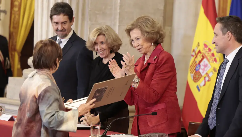 La Reina Sofía con traje de chaqueta rojo y perlas