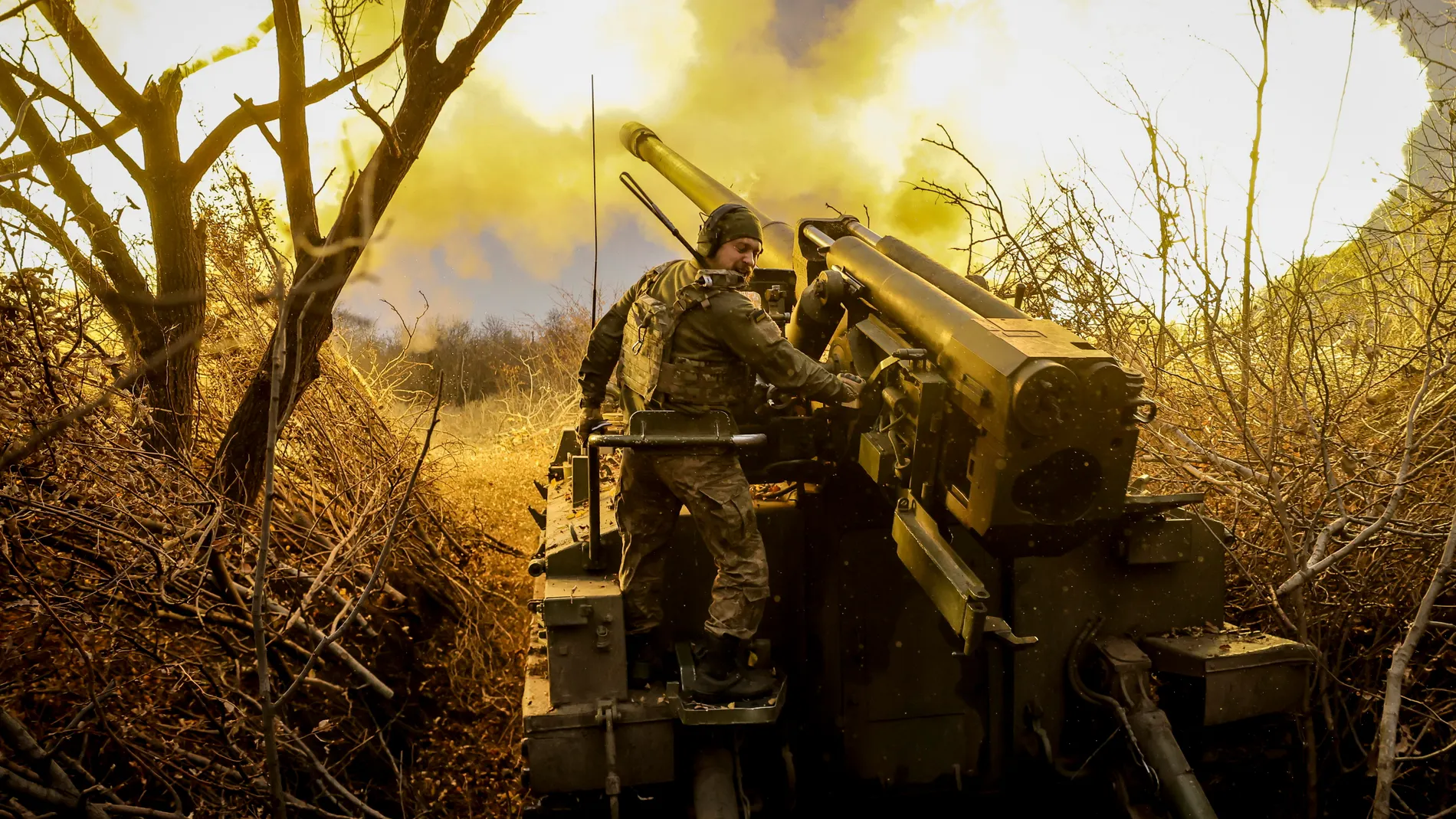 FOTODELDÍA Donetsk (Ucrania), 18/11/2024.- Soldados de la 24a Brigada Mecanizada disparan un obús de 152 mm hacia posiciones rusas cerca de Chasiv Yar en la región de Donetsk, Ucrania. Las tropas rusas entraron en territorio ucraniano el 24 de febrero de 2022, iniciando un conflicto que ha provocado destrucción y una crisis humanitaria. EFE/ Servicio de prensa de la 24a Brigada mecanizada ***SOLO USO EDITORIAL/SOLO DISPONIBLE PARA ILUSTRAR LA NOTICIA QUE ACOMPAÑA (CRÉDITO OBLIGATORIO)***
