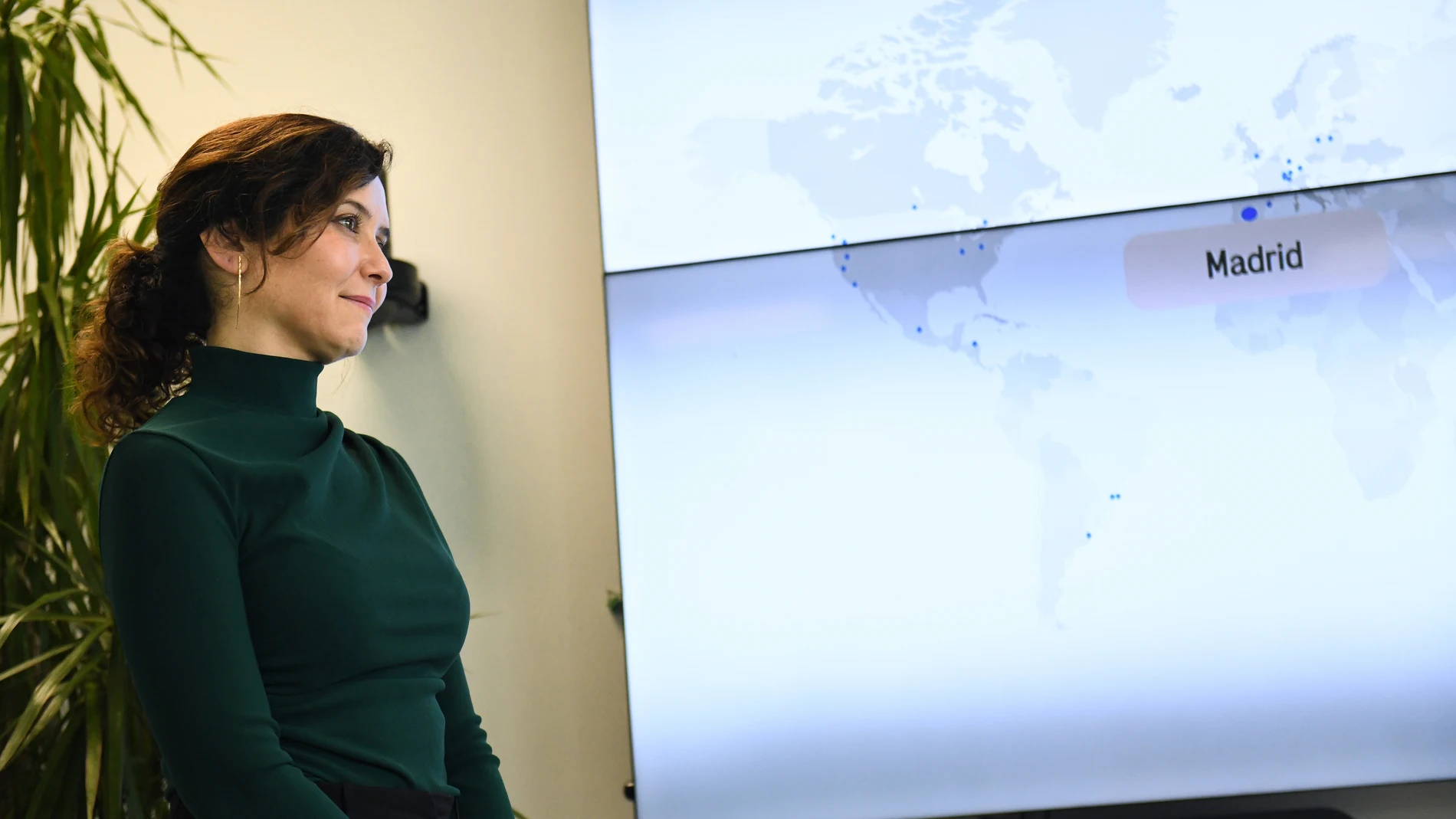 La presidenta de la comunidad de Madrid, Isabel Díaz Ayuso, durante la visita al centro tecnológico de la multinacional farmacéutica suiza Roche Farma, en Roche Informatics, a 19 de noviembre de 2024, en Madrid (España). Fundada en 1896 en Basilea (Suiza), Roche es un grupo internacional pionero en la investigación y el desarrollo de medicamentos y productos para el diagnóstico, cuyo fin es hacer avanzar la ciencia para mejorar la vida de las personas. El Centro Global de Excelencia Informát...