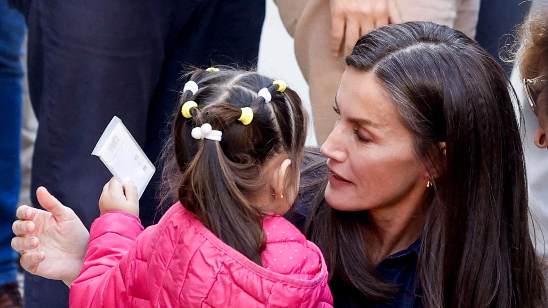CHIVA (VALENCIA), 19/11/2024.- La reina Letizia saluda a una niña durante su visita a la localidad valenciana de Chiva este martes. EFE/ Kai Försterling