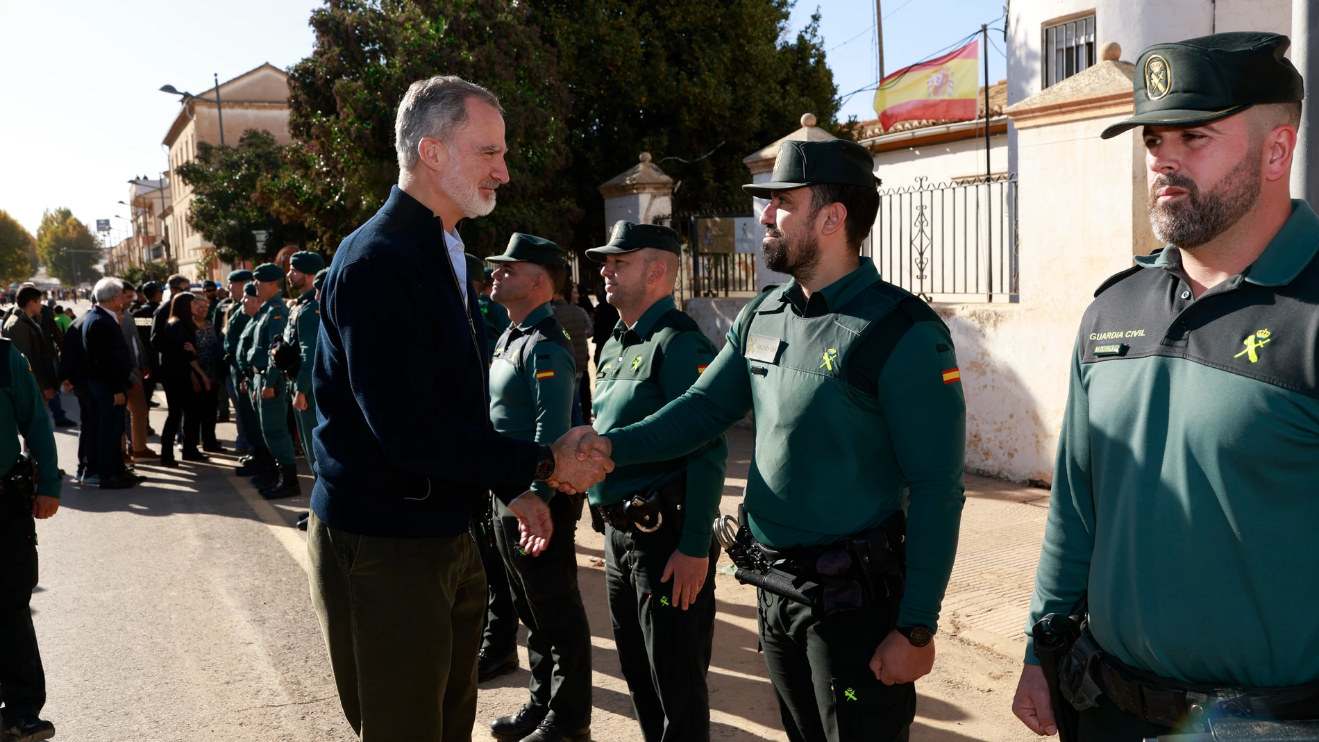 El Rey Felipe VI durante la visita a la localidad de Utiel, tres semanas después de la DANA, a 19 de noviembre de 2024, en Utiel, Comunidad Valenciana (España). Los Reyes Felipe VI y Letizia se desplazan a la localidad valenciana de Utiel para interesarse por la situación de la población afectada por la DANA tres semanas después de que se produjera la tragedia. La visita es la segunda que realizan ambos de forma conjunta, tras la efectuada el pasado 3 de noviembre a Paiporta, en la que estuvi...