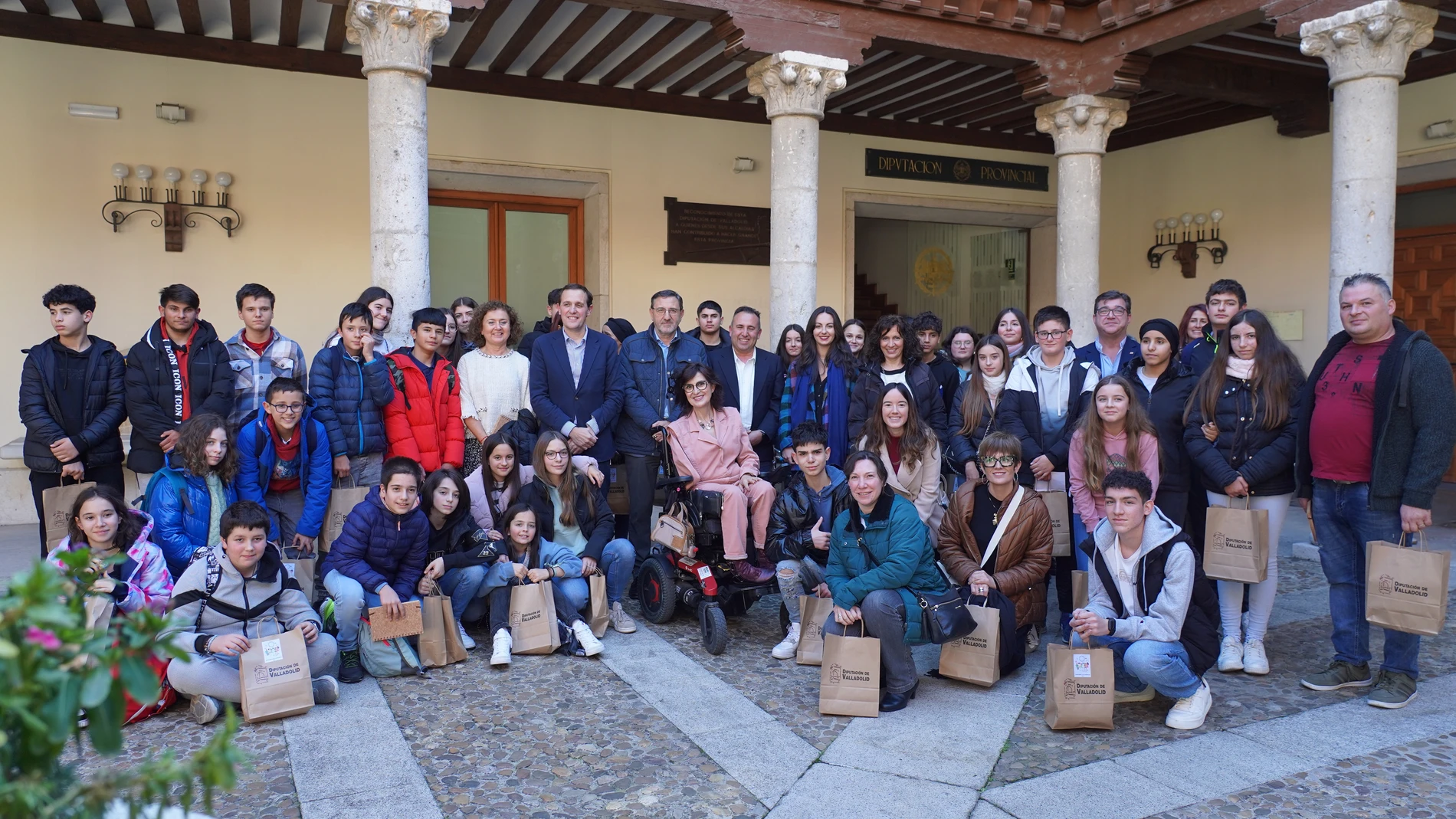 Conrado Íscar y miembros de la corporación provincial junto con los estudiantes de Villalón de Campos