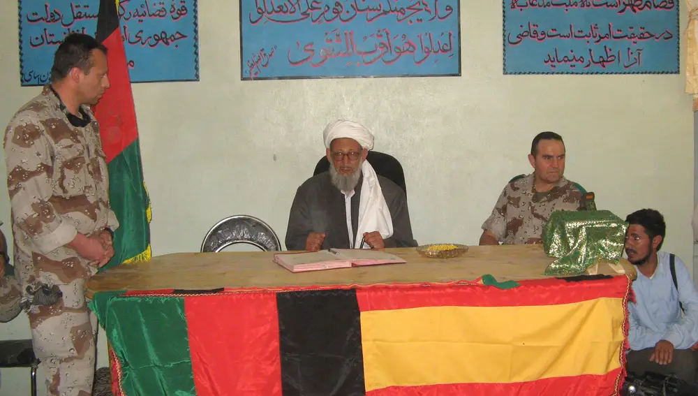 El presidente de la Audiencia Provincial de Badghis (Afganistan) y el coronel jefe del Equipo de Reconstrucción Provincial (PRT) español en Qala-i-Naw, Francisco José Gan Pampols, han inaugurado hoy en la ciudad una Sala de Justicia
