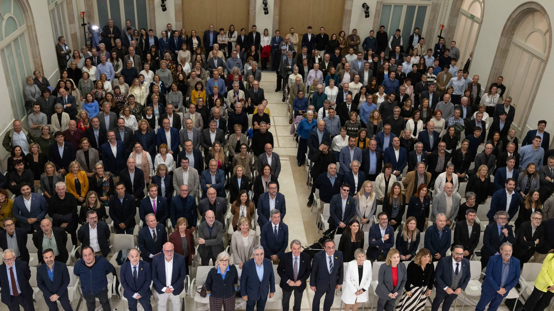 BARCELONA, 19/11/2024.- El presidente del Parlament, Josep Rull (c), el expresidente de la Generalitat Artur Mas (c-i), y la expresidenta del Parlament Carme Forcadell (c-d), entre otros, durante un acto que conmemora el décimo aniversario de la consulta del 9 de noviembre (9N) de 2014 este martes, en el Parlament catalán de Barcelona. EFE/ Marta Pérez