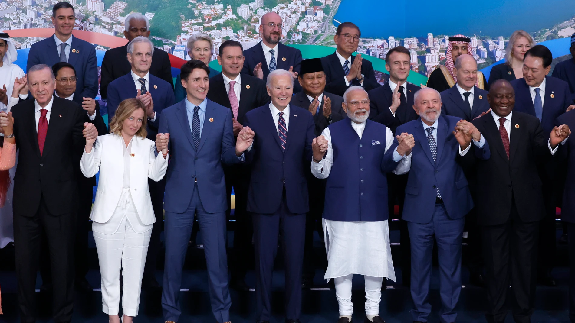 -FOTODELDÍA- AME9045. RÍO DE JANEIRO (BRASIL), 19/11/2024.- Jefes de Estado y de Gobierno posan para la fotografía oficial al cierre del segundo día de la Cumbre del G20, este martes en Río de Janeiro (Brasil). El G20 finaliza este martes su cumbre anual en Río de Janeiro después de dos jornadas de debates sobre cómo erradicar el hambre, la reforma de los organismos internacionales y la crisis climática. Los jefes de Estado y de Gobierno que participan en la cumbre del G20 en Río de Janeiro v...