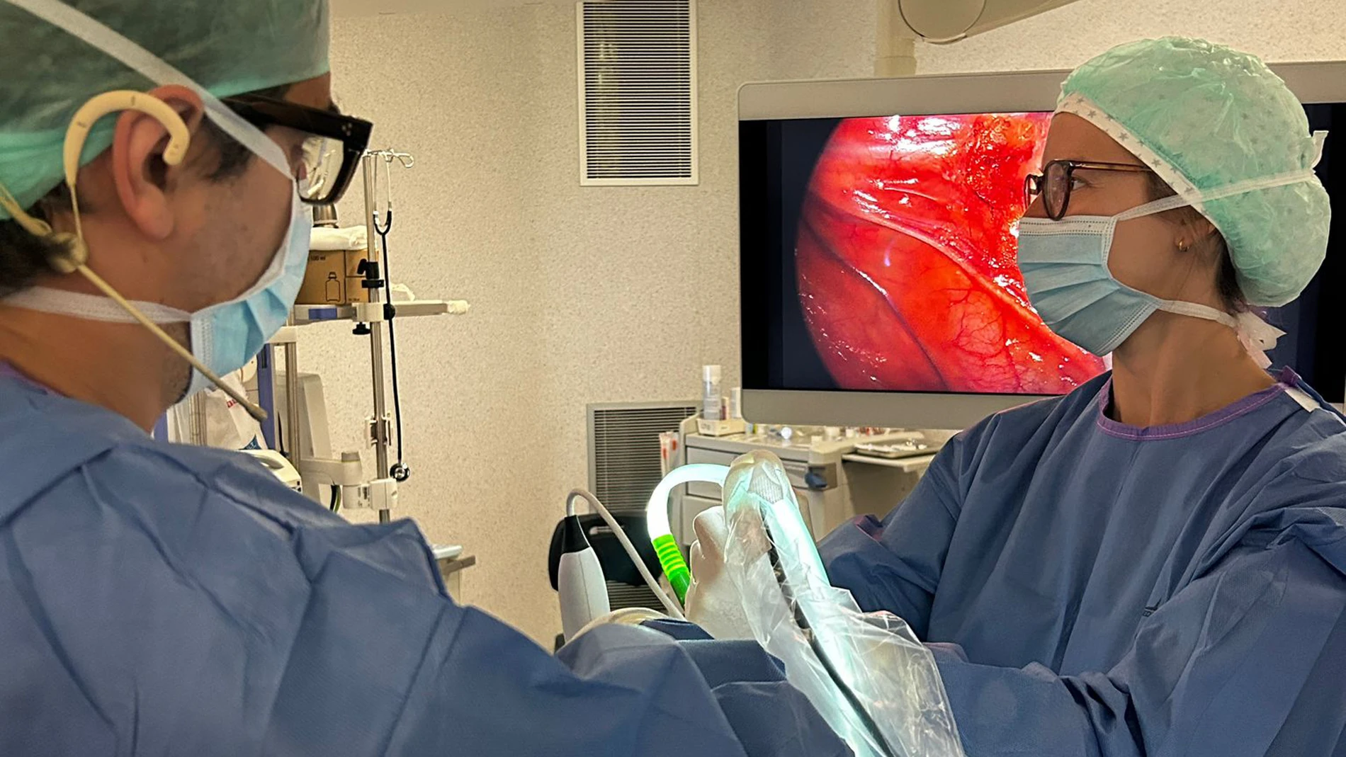 Momento en el quirófano durante la intervención para extirpar el tumor mediante cirugía robótica