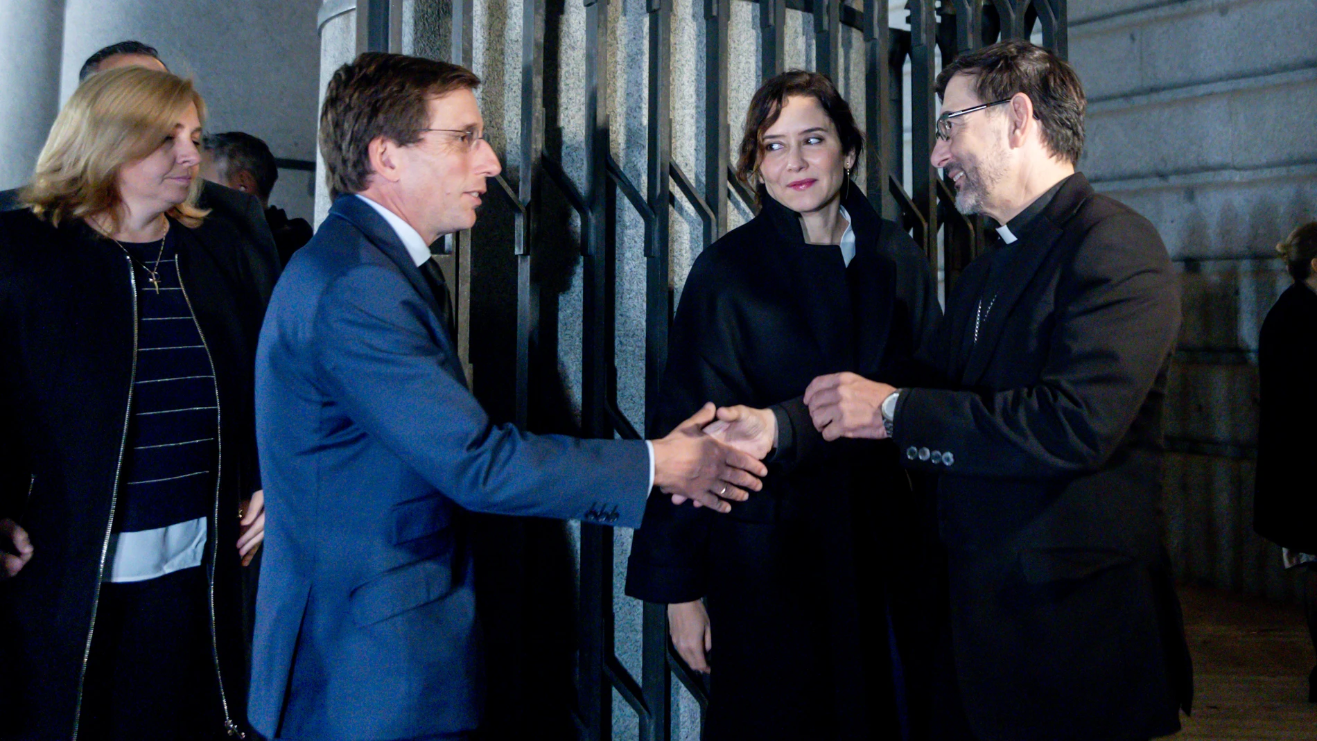 (I-D) El alcalde de Madrid, José Luis Martínez-Almeida; la presidenta de la comunidad de Madrid, Isabel Díaz Ayuso y el arzobispo de Valencia, Monseñor Enrique Benavent, preside la eucaristía en memoria de las víctimas y los afectados de la DANA, en la Catedral de la Almudena en Madrid, a 19 de noviembre de 2024, en Madrid (España). La eucaristía ha sido convocada por la Conferencia Episcopal Española (CEE) ante las terribles consecuencias de las riadas, en el marco de la 126ª Asamblea Plenar...