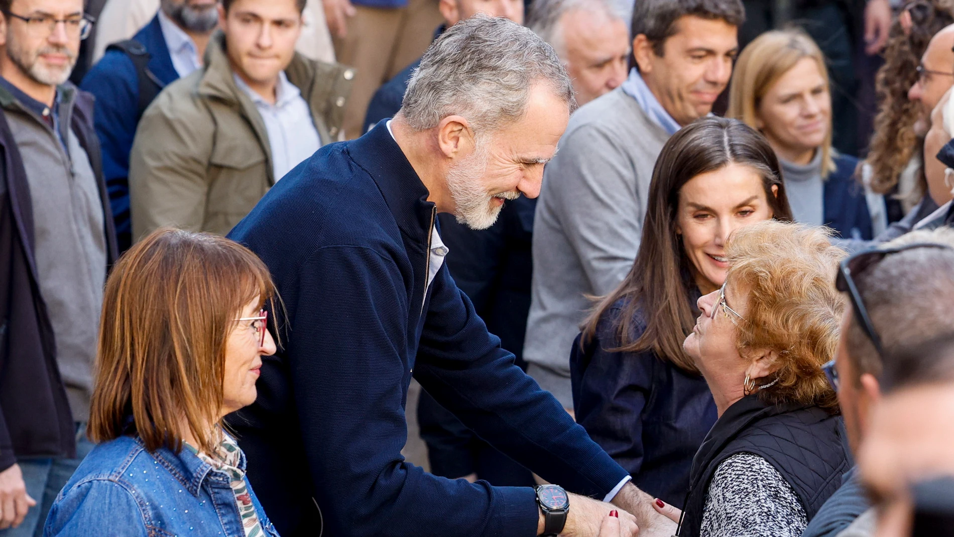 CHIVA (VALENCIA), 19/11/2024.- Los reyes Felipe y Letizia, y la alcaldesa de Chiva Amparo Fort (i), durante su visita a la localidad valenciana de Chiva este martes. EFE/ Kai Försterling